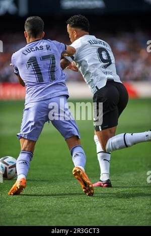 Valence, Espagne. 21st mai 2023. Lucas Vazquez Iglesias (L) du Real Madrid CF et Justin Kluivert (R) du Valencia CF en action pendant le match de la Liga Santander de la saison régulière entre Valencia CF et Real Madrid CF au stade Mestalla. (Notes finales; Valencia CF 1:0 Real Madrid CF). Crédit : SOPA Images Limited/Alamy Live News Banque D'Images