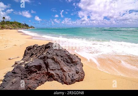 Plage sur l'océan et vues pittoresques à Kualoa, Oahu, Hawaii Banque D'Images