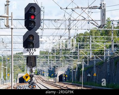 Signaux lumineux ferroviaires et caténaire à la gare de Sandvika, une banlieue ouest d'Oslo, la capitale de la Norvège. Banque D'Images