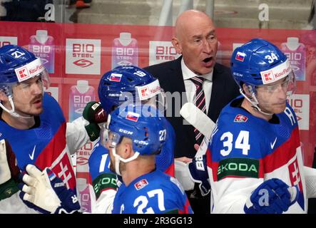 Riga, Lettonie. 23rd mai 2023. Craig Ramsay (2nd R), entraîneur en chef de Slovaquie, réagit lors du match du groupe B entre la Slovaquie et la Norvège au Championnat du monde de hockey sur glace 2023 de l'IIHF à Riga, en Lettonie, au 23 mai 2023. Crédit: Edijs Palens/Xinhua/Alamy Live News Banque D'Images