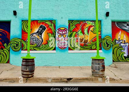 Cocoa, Floride, États-Unis - 21 mai 2023 : des peintures vibrantes couvrent l'extérieur du bar El Diablo Tequila & Taco dans le village historique de Cocoa. Banque D'Images