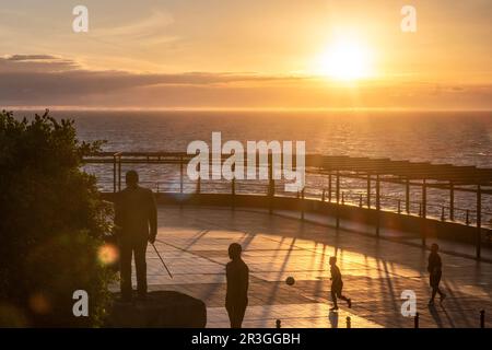 Les enfants jouent au football dans un parc de la ville au bord de la mer, Playa San Juan, Tenerife, Iles Canaries, Espagne Banque D'Images