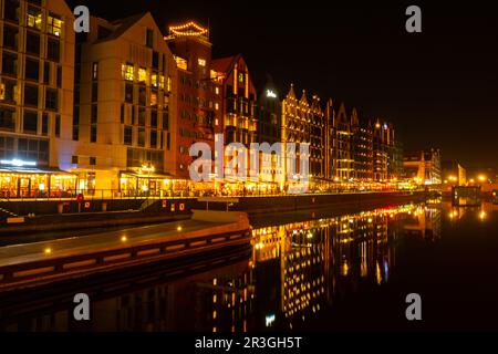 Vieille ville de Gdansk la nuit. Le bord de la rivière Granary Island se reflète dans le paysage urbain de la rivière Moltawa au crépuscule. Grue ancienne à Banque D'Images