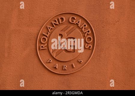 Paris, France. 23rd mai 2023. Atmosphère (illustration) avec le logo officiel lors de l'Open de France, tournoi de tennis Grand Chelem sur 23 mai 2023 au stade Roland-Garros à Paris, France. Crédit : Victor Joly/Alamy Live News Banque D'Images