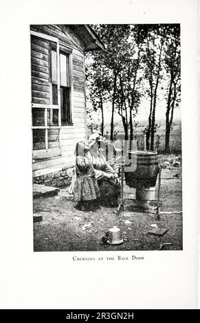 Les corvées domestiques qui murissent à la porte arrière Photographie noir et blanc du livre « Highways and byways of the Mississippi Valley » de Clifton Johnson, 1865-1940 Date de publication 1906 publié à New York, la société Macmillan; de la série See America First Banque D'Images