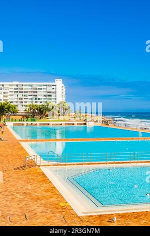 Vue sur la piscine publique du Pavillon sur la promenade de Sea point au Cap Banque D'Images