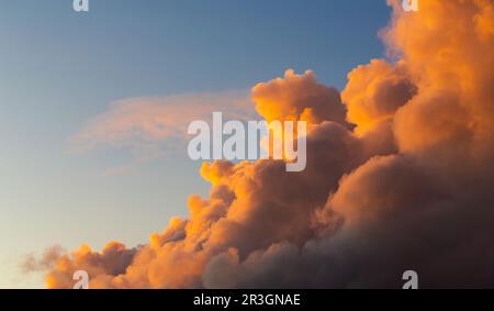 Les nuages Cumulus et Stratus dans un ciel spectaculaire au coucher du soleil Banque D'Images