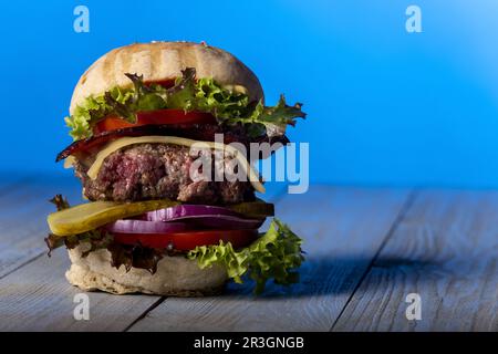 Gros plan sur un cheeseburger unique Banque D'Images