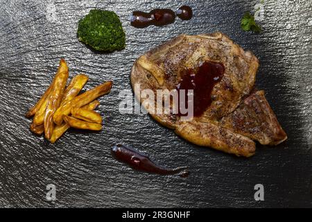 Escalope de veau et frites sur ardoise Banque D'Images