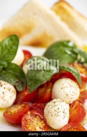 Insalada italienne caprese sur une assiette blanche Banque D'Images