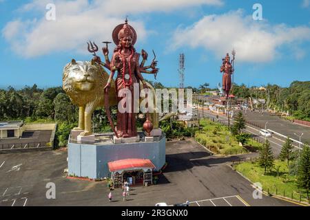 Vue aérienne vue d'oiseau de l'hindoue gauche Grande statue de sculpture Grande sculpture de la déesse Durga Mata avec lion, figure de sculpture de fond droite Banque D'Images