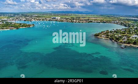 Vue aérienne de la grande baie de Grand Baie avec bateaux de plaisance yachts à moteur voiliers ancrés dans la baie abritée, Grand Baie Banque D'Images