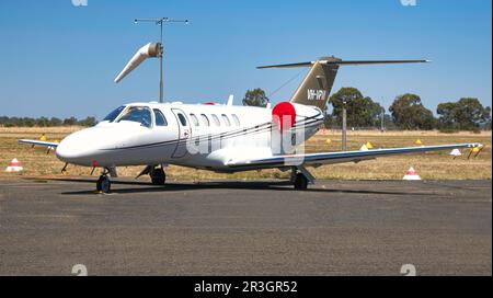 Yarrawonga, Victoria, Australie - 11 février 2023 : avion à réaction Cessna Citation 525A stationné sur le tarmac à l'aéroport de Yarrawonga avec une chaussette à vent dans le Banque D'Images