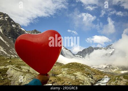 Montgolfière dans les Alpes Banque D'Images