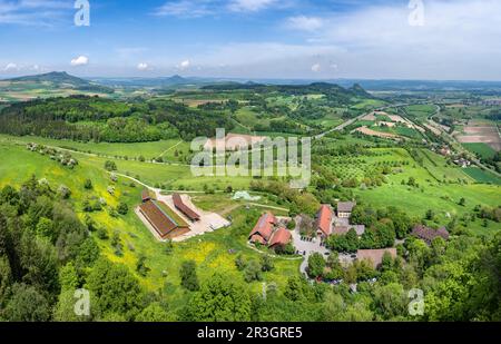 Vue de Hohentwiel jusqu'au domaine à l'horizon, vue de la droite de Hegauberge Hohenkraehen, Maegdeberg, Hohenhewen, et Hohenstoffeln Banque D'Images