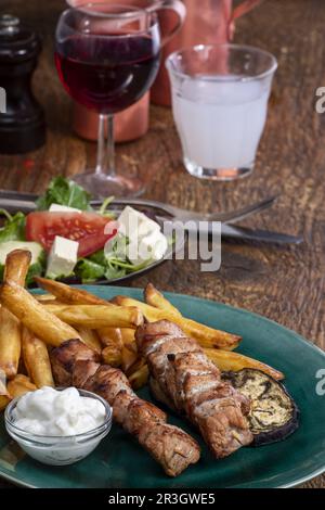 Brochettes grecques de souvlaki avec frites Banque D'Images