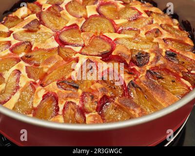 Gâteau aux prunes dans un plat de cuisson, maison, nourriture saine, nourriture biologique Banque D'Images