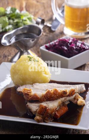 Rôti de porc avec des boulettes de Bavière Banque D'Images