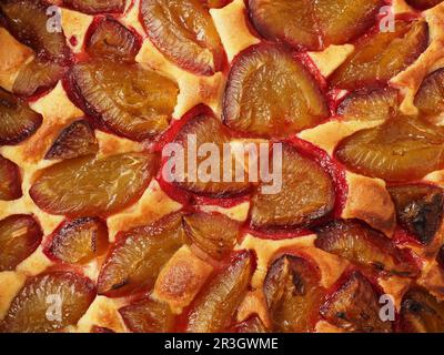 Gâteau aux prunes dans un plat de cuisson, maison, nourriture saine, nourriture biologique Banque D'Images