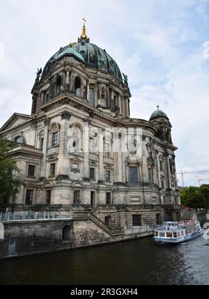 BERLIN, ALLEMAGNE, AOÛT 18 : bateau touristique sur la Spree à la cathédrale de Berlin, Allemagne sur 18 août 2013. Berlin est la capitale et le Banque D'Images