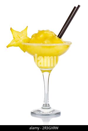 Cocktail avec alcool jaune glace fruits et écraser les tranches de carambole isolated on white Banque D'Images