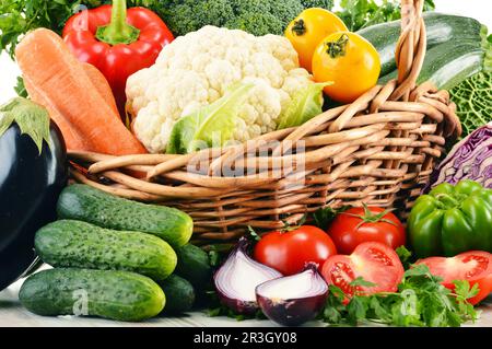 La composition avec variété de légumes biologiques frais dans panier en osier Banque D'Images