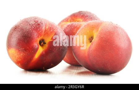 Trois nectarines fraîches isolées sur fond blanc Banque D'Images