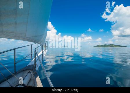 Voile dans les eaux très plates des îles Mamanuca, Fidji Banque D'Images
