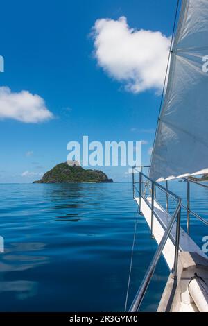 Voile dans les eaux très plates des îles Mamanuca, Fidji Banque D'Images