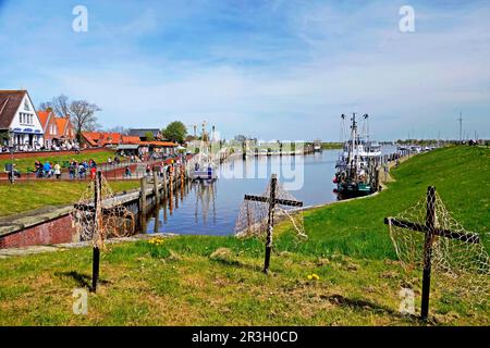 Croix de pêche, photo du mémorial, port de chasse sans bateaux de pêche, Greetsiel, Krummoern, Frise orientale, Allemagne Banque D'Images