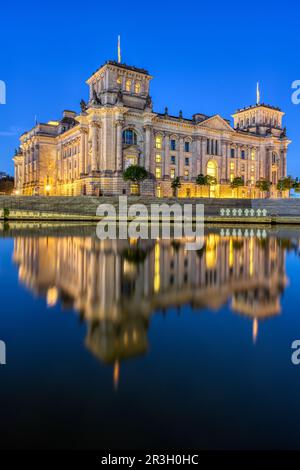 Le Reichstag à Berlin la nuit se reflète dans la rivière Spree Banque D'Images