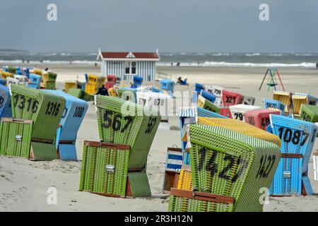 Videz les chaises de plage par temps frais en début de saison sur la plage de Langeoog, îles de la Frise orientale, Basse-Saxe, Allemagne Banque D'Images