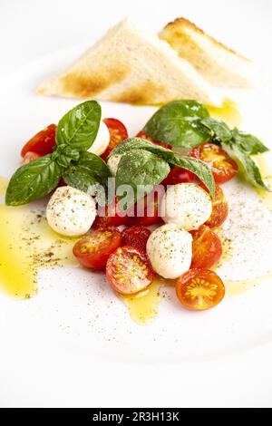 Insalada italienne caprese sur une assiette blanche Banque D'Images