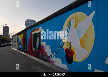 Peinture murale sur le mur de Berlin, artiste Andrej Smolik, East Side Gallery, Berlin, Allemagne, Europe Banque D'Images