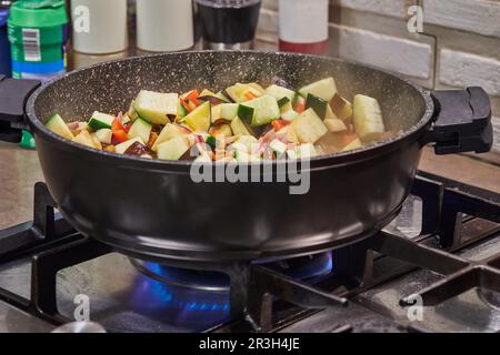 Cuisine française salade de ratatouille dans une poêle à gaz. Banque D'Images