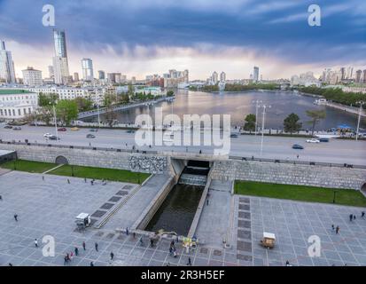 Remblai de l'étang central et de Plotinka. Le centre historique de la ville d'Ekaterinbourg, Russie, coucher de soleil au printemps ou en été. Vue aérienne Banque D'Images