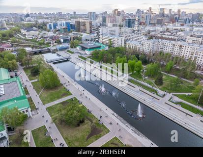 Remblai de l'étang central et fontaine musicale. Le centre historique de la ville d'Ekaterinbourg, Russie, coucher de soleil en été ou au printemps. Antenne Banque D'Images