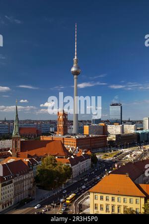 Panorama de la ville avec la mairie rouge et la tour de télévision, Berlin-Mitte, Berlin, Allemagne, Europe Banque D'Images