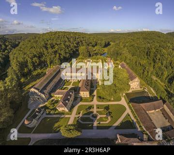 FRANCE. BOURGOGNE. CÔTE-D'OR (21) MONTBARD. VUE AÉRIENNE DE L'ABBAYE DE FONTENAY (XIIÈME SIÈCLE), CLASSÉE AU PATRIMOINE MONDIAL DE L'HUMANITÉ PAR L'UNESCO Banque D'Images