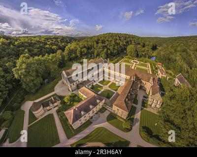 FRANCE. BOURGOGNE. CÔTE-D'OR (21) MONTBARD. VUE AÉRIENNE DE L'ABBAYE DE FONTENAY (XIIÈME SIÈCLE), CLASSÉE AU PATRIMOINE MONDIAL DE L'HUMANITÉ PAR L'UNESCO Banque D'Images