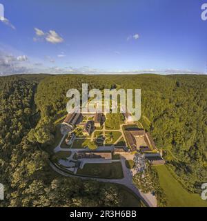 FRANCE. BOURGOGNE. CÔTE-D'OR (21) MONTBARD. VUE AÉRIENNE DE L'ABBAYE DE FONTENAY (XIIÈME SIÈCLE), CLASSÉE AU PATRIMOINE MONDIAL DE L'HUMANITÉ PAR L'UNESCO Banque D'Images