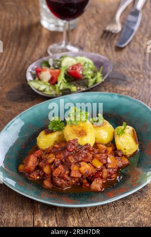 Goulash avec pommes de terre sur bois Banque D'Images