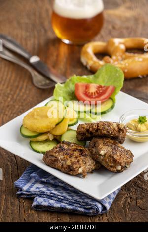 Boulettes de viande bavaroises avec salade Banque D'Images