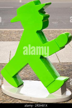 La figure du vert Ost-Ampelmaennchen Galoppo devant une boutique de souvenirs, Berlin, Allemagne Banque D'Images