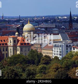 Le dôme de tambour de la Nouvelle Synagogue au-dessus des toits de Berlin, Allemagne, Europe Banque D'Images