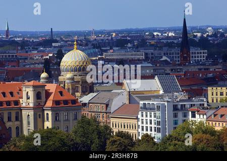 Le dôme de tambour de la Nouvelle Synagogue au-dessus des toits de Berlin, Allemagne, Europe Banque D'Images