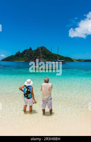 Touristes appréciant les belles eaux turquoise claires de l'île Monuriki ou Cast Away, îles Mamanuca, Fidji Banque D'Images