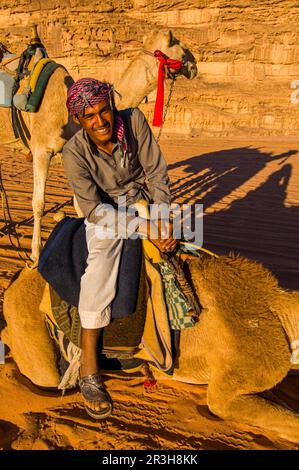 Ami Bédouin avec ses chameaux, Wadi Rum, Jordanie Banque D'Images