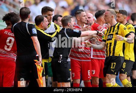 Marius Wolf Borussia Dortmund BVB (17) et Ermedin Demirovic FC Augsburg FCA (09) clash, arbitre Tobias Welz intervient, Renato Veiga FC Augsburg FCA Banque D'Images