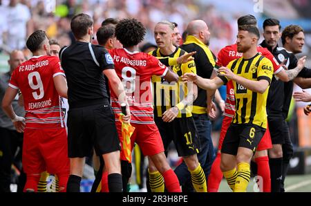 Marius Wolf Borussia Dortmund BVB (17) et Ermedin Demirovic FC Augsburg FCA (09) clash, arbitre Tobias Welz intervient, Renato Veiga FC Augsburg FCA Banque D'Images